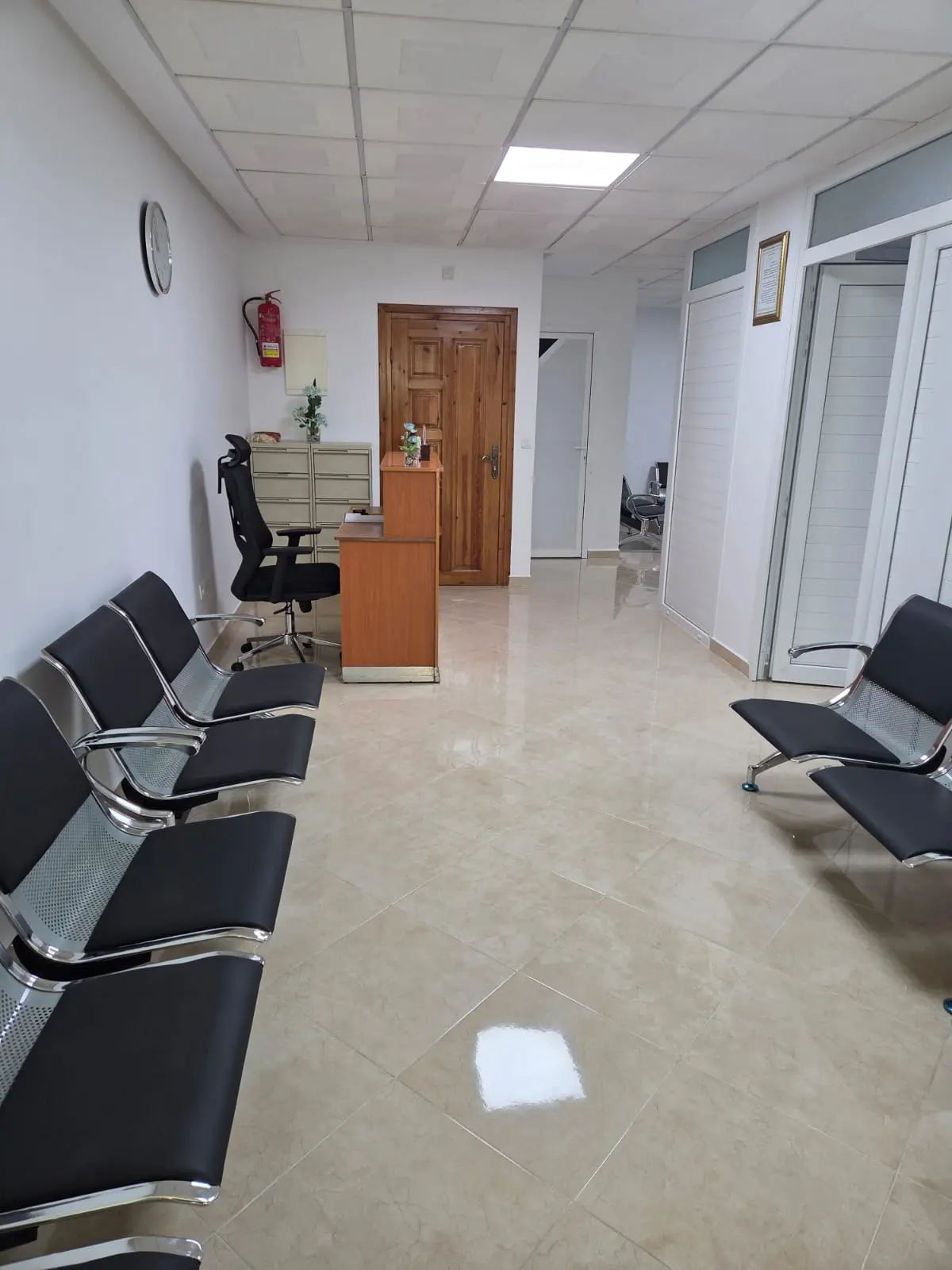 Salle d'attente moderne du cabinet médical Dr. HAMYA à Inzegane, avec sièges confortables et décoration apaisante