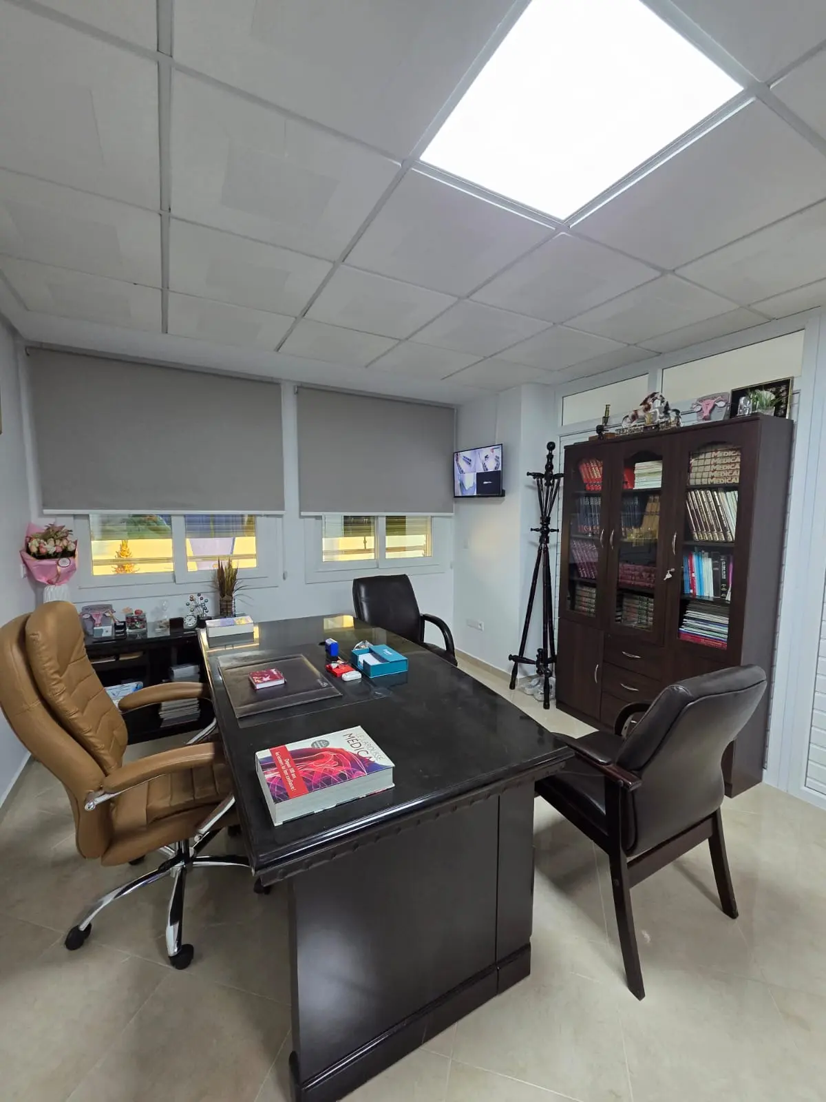 Bureau professionnel du Dr. HAMYA avec équipement informatique, documentation médicale et espace d'accueil patient