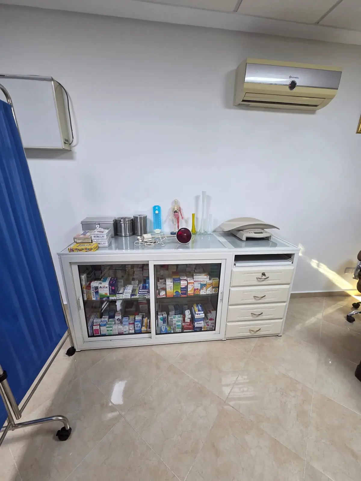 Zone de premiers soins équipée avec matériel stérile pour interventions médicales urgentes au cabinet Dr. HAMYA