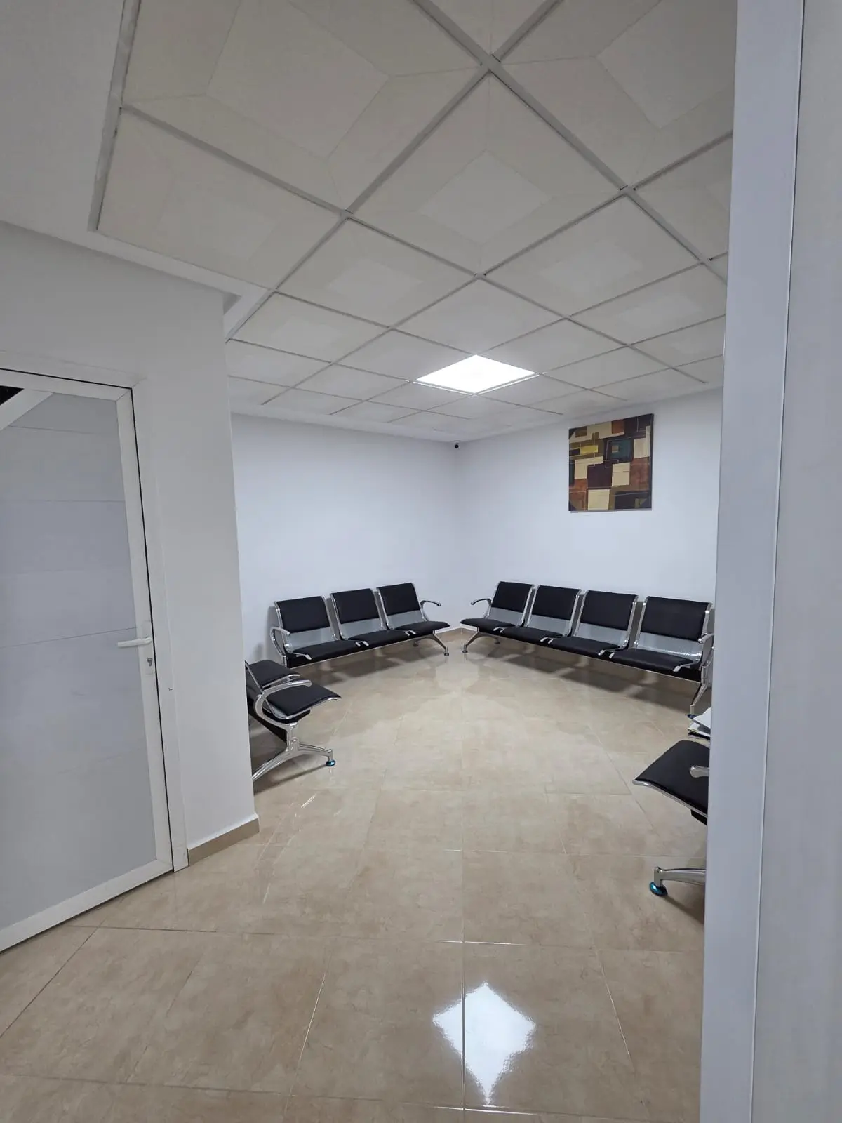 Salle d'attente spacieuse et lumineuse du cabinet médical Dr. HAMYA à Inzegane, avec vue sur Marjane